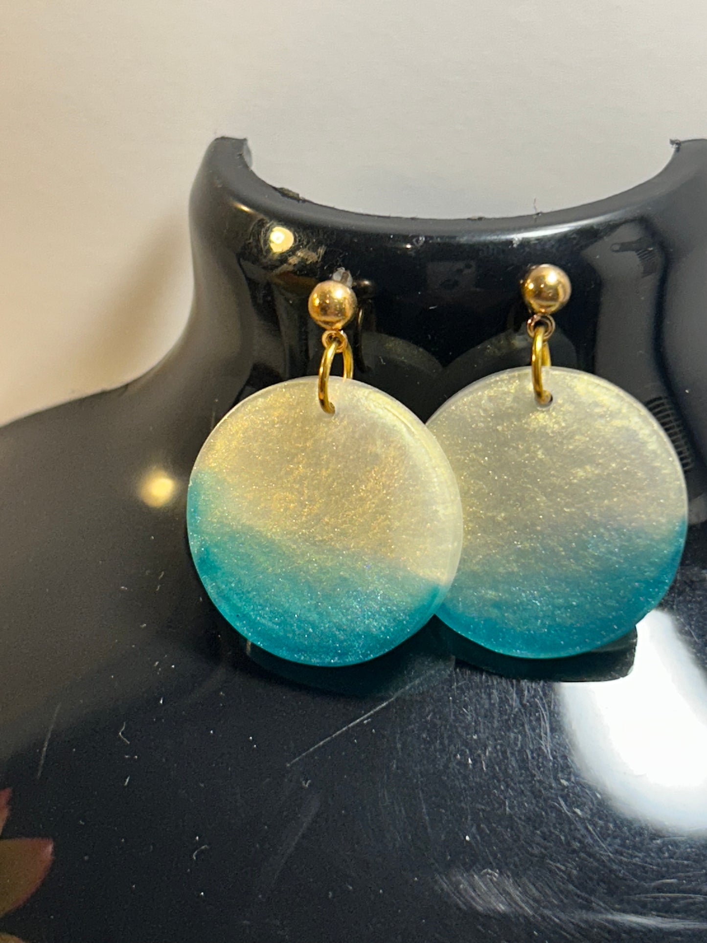 Gradient pendant earring