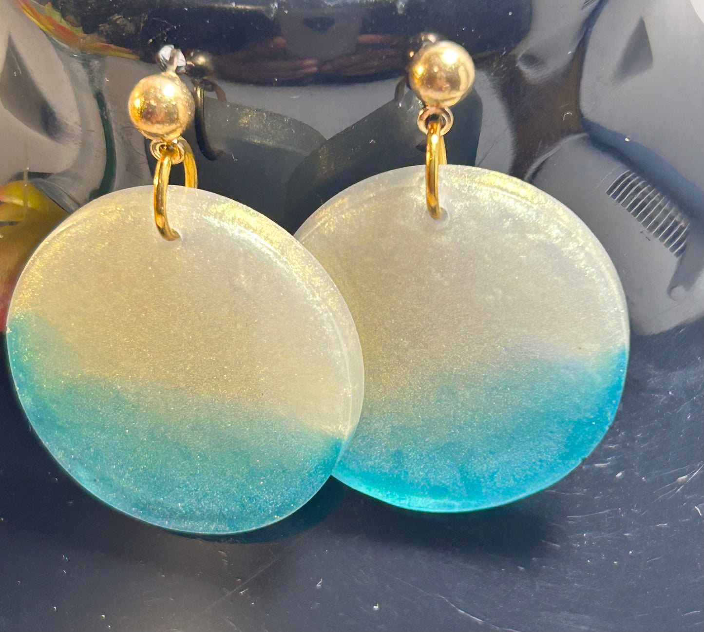 Gradient pendant earring